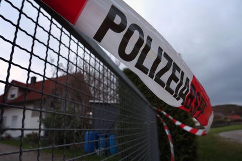 Vor einem Einfamlienhaus in Altenstadt hängt rot-weißes Absperrband der Polizei