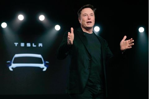Tesla-Chef Elon Musk spricht auf einer Bühne