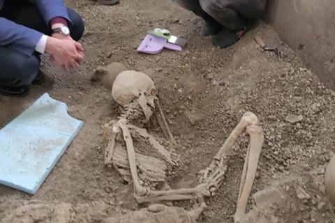 Video: Zweitausend Jahre alt : Zwei weitere Opfer des Vesuv-Ausbruchs in Pompeji entdeckt