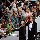 Schauspieler Mads Mikkelsen mit Fans