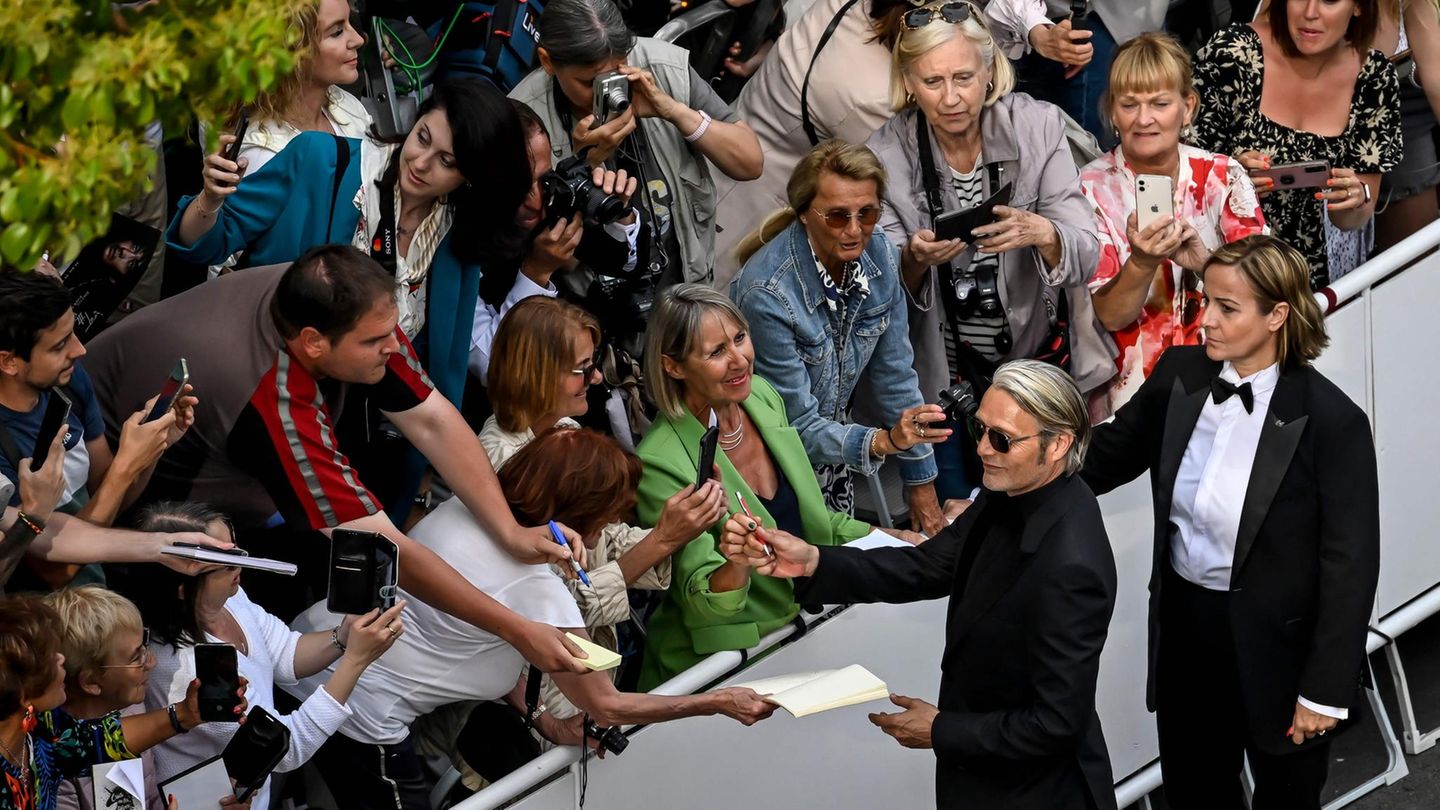 Schauspieler Mads Mikkelsen mit Fans