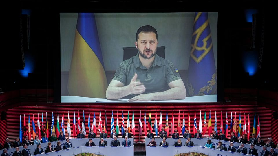 Wolodymyr Selenskyj, Präsident der Ukraine, ist beim Gipfel des Europarates auf einer großen Leinwand zu sehen