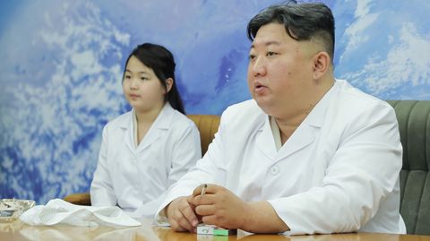Laut staatlicher Nachrichtenagentur: Kim Jong Un, Machthaber von Nordkorea, und seine Tochter