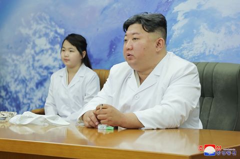 Laut staatlicher Nachrichtenagentur: Kim Jong Un, Machthaber von Nordkorea, und seine Tochter
