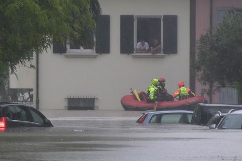 Italien: In Cesena stehen Straßen unter Wasser, Rettungskräfte holen Menschen auf Schlauchbooten aus ihren Häusern