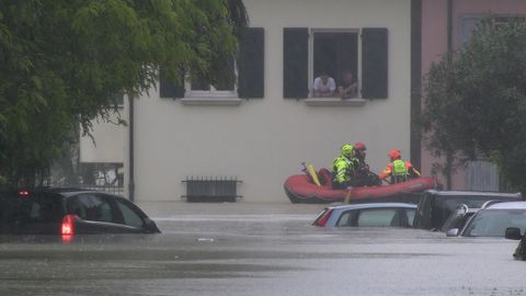 Italien: In Cesena stehen Straßen unter Wasser, Rettungskräfte holen Menschen auf Schlauchbooten aus ihren Häusern