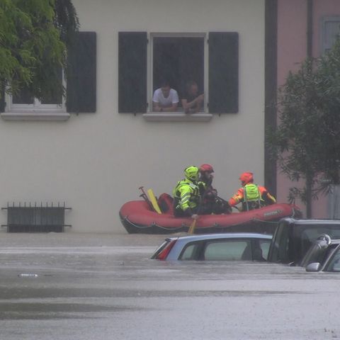 Italien: In Cesena stehen Straßen unter Wasser, Rettungskräfte holen Menschen auf Schlauchbooten aus ihren Häusern