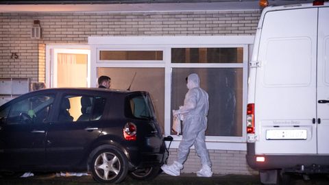 Polizei bei Herten: Ein Mitarbeiter der Spurensicherung geht zum Tatort