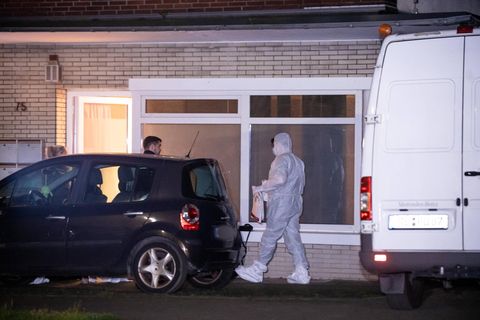 Polizei bei Herten: Ein Mitarbeiter der Spurensicherung geht zum Tatort