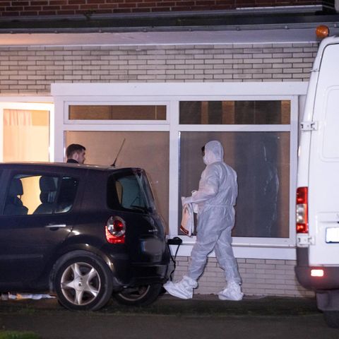 Polizei bei Herten: Ein Mitarbeiter der Spurensicherung geht zum Tatort