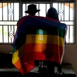 Uganda: Ein Paar bedeckt sich mit einer Pride-Fahne