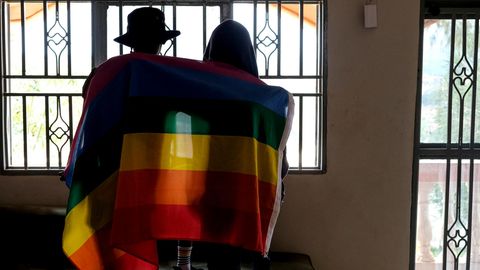Uganda: Ein Paar bedeckt sich mit einer Pride-Fahne