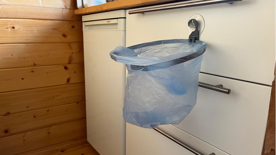 O-Spring aus DHDL hängt per Saugnapf an einer Küchenzeile