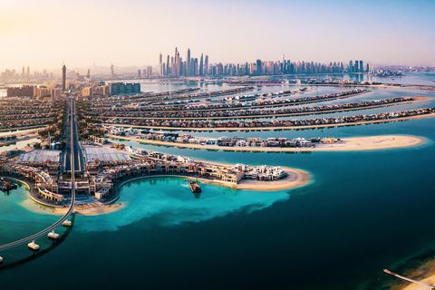 Dubai ist bekannt für seine künstlich angelegten Inseln – und die Skyline. 
