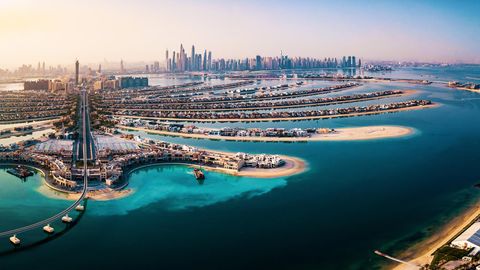 Dubai ist bekannt für seine künstlich angelegten Inseln – und die Skyline. 