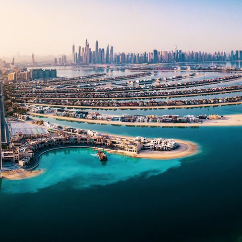 Dubai ist bekannt für seine künstlich angelegten Inseln – und die Skyline. 