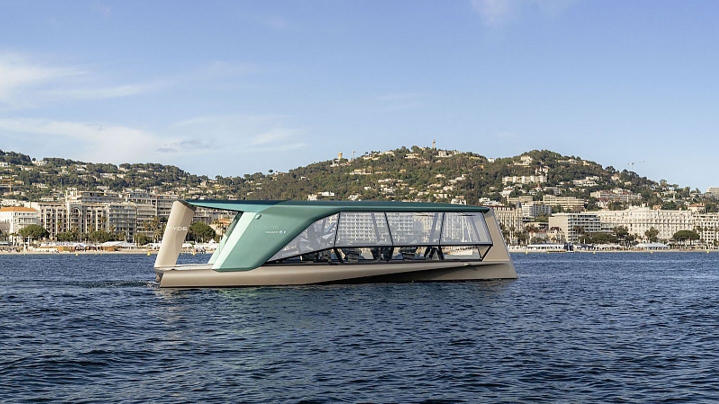 Fascination: BMW The Icon electric boat: the wave lounge