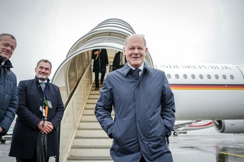 Olaf Scholz vor der Regierungsmaschine