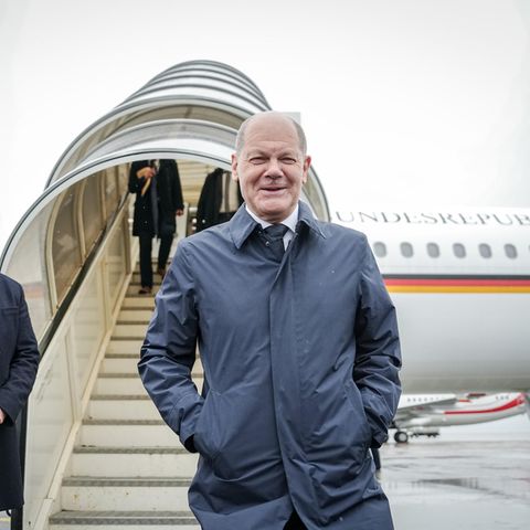 Olaf Scholz vor der Regierungsmaschine