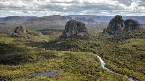 Eine Luftaufnahme zeigt von Flussarmen und Felsen durchsetzen Dschungel in Kolumbien