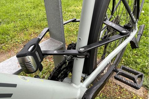Fahrradschloss mit Alarm: Angeschlossenes Bike auf einer Wiese