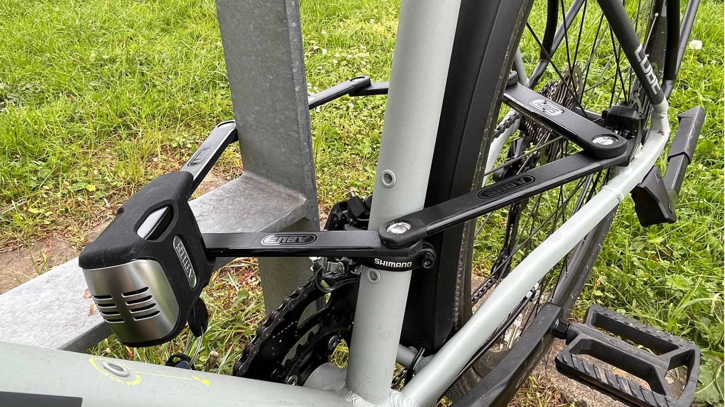 Fahrradschloss mit Alarm: Angeschlossenes Bike auf einer Wiese