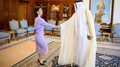 Annalena Baerbock wird von Scheich Tamim bin Hamad Al Thani, Emir von Katar, im Palast zu einem Gespräch empfangen