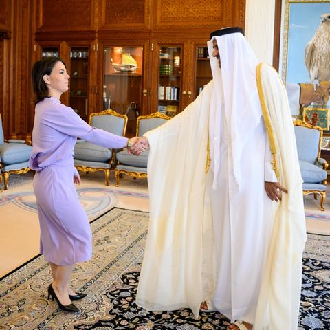 Annalena Baerbock wird von Scheich Tamim bin Hamad Al Thani, Emir von Katar, im Palast zu einem Gespräch empfangen