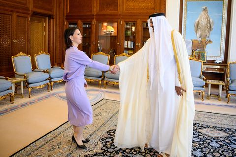 Annalena Baerbock wird von Scheich Tamim bin Hamad Al Thani, Emir von Katar, im Palast zu einem Gespräch empfangen