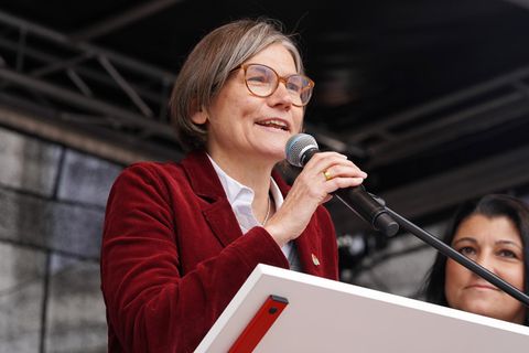 Christiane Benner spricht in ein Mikrofon