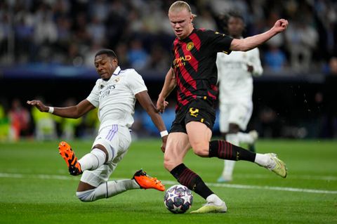 Champions League: Erling Haaland und David Alaba im Zweikampf