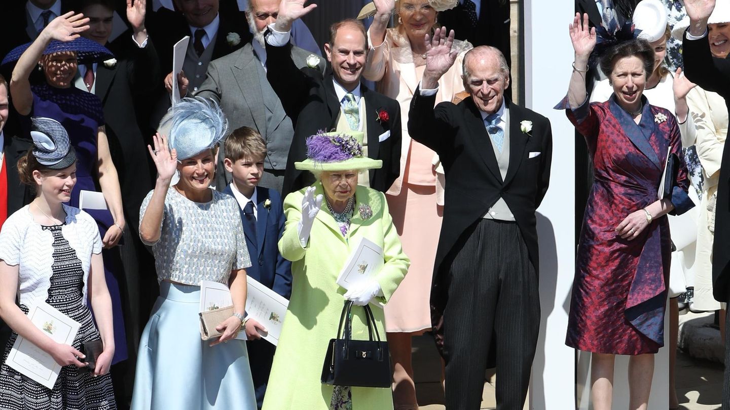 Queen Elizabeth II. mit weiteren Mitgliedern der Königsfamilie Queen Elizabeth II. mit der Königsfamilie