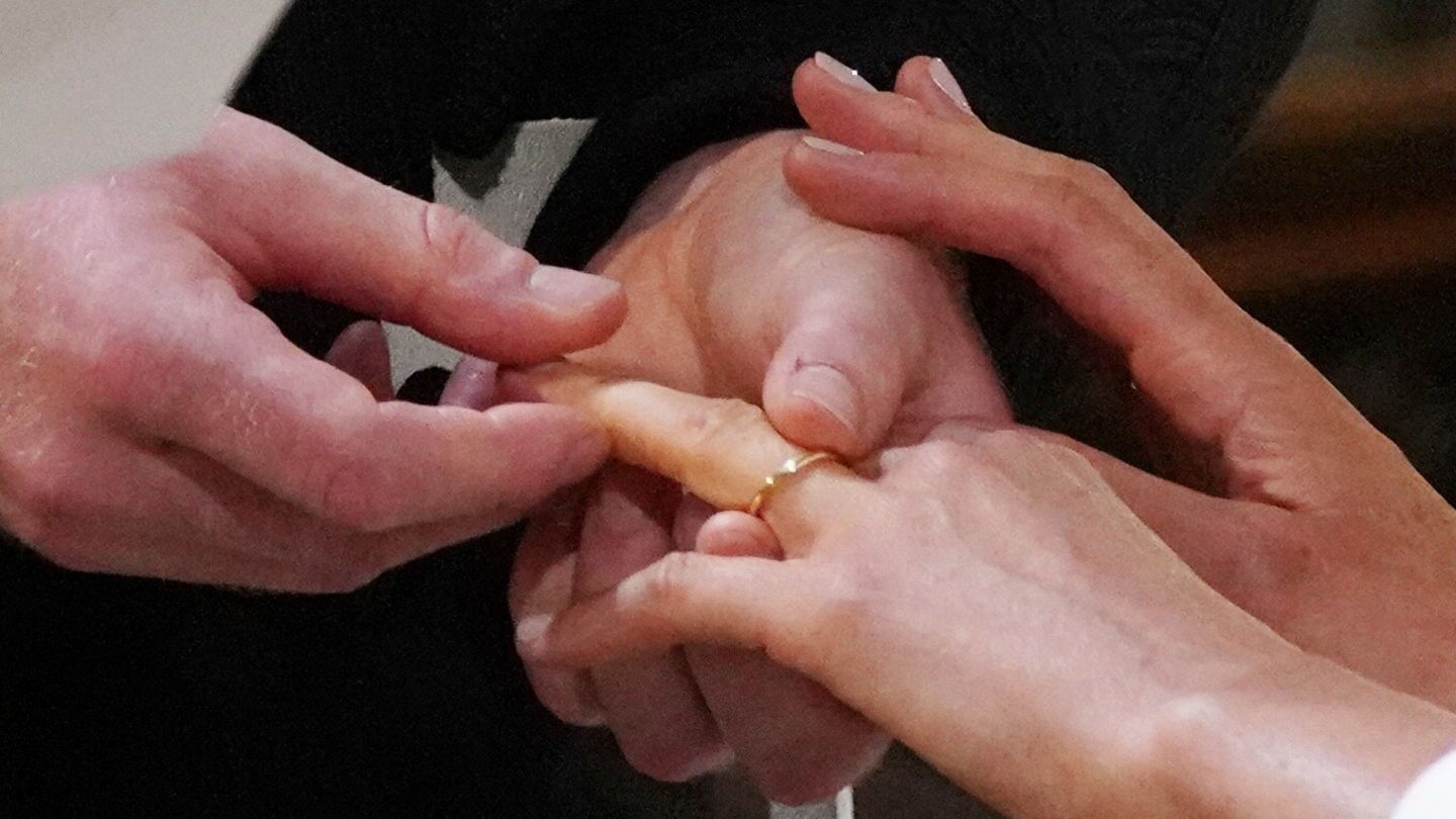 Harry steckt Meghan den Ehering an