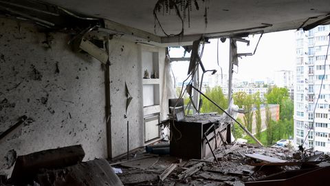 Blick auf eine beschädigte Wohnung in einem Wohnhaus in Kiew