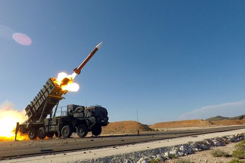 Ein Patriot-Launcher startet eine Abfangrakete.