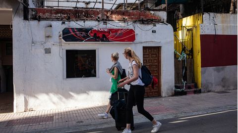 Mallorca: Touristinnen vor der ausgebrannten Bar