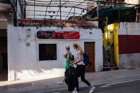 Mallorca: Touristinnen vor der ausgebrannten Bar