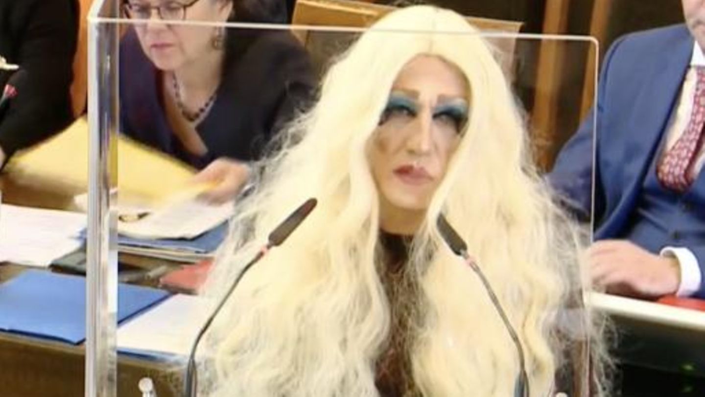 Munich: City Council gives a speech in a drag queen outfit