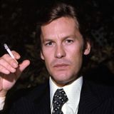 In den folgenden Jahren zehrt Berger (im Bild eine Aufnahme von 1985) zunehmend von seiner Vergangenheit, seine beeindruckende Schönheit schwindet, er macht mehr mit Auftritten in Talkshows als mit schauspielerischen Leistungen von sich reden. "Ich bin total versackt", erklärt er 1996 in Harald Schmidts damaliger Sat.1-Show. 2018 gibt er in der "Bild" zu, dass ihm der Alkohol im Leben viel versaut habe.