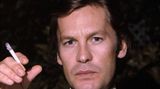 In den folgenden Jahren zehrt Berger (im Bild eine Aufnahme von 1985) zunehmend von seiner Vergangenheit, seine beeindruckende Schönheit schwindet, er macht mehr mit Auftritten in Talkshows als mit schauspielerischen Leistungen von sich reden. "Ich bin total versackt", erklärt er 1996 in Harald Schmidts damaliger Sat.1-Show. 2018 gibt er in der "Bild" zu, dass ihm der Alkohol im Leben viel versaut habe.