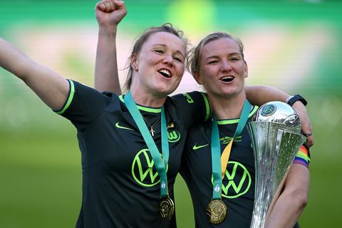 Fünf Fußballerinnen des VfL Wolfsburg bejubeln gemeinsam ein Tor im Finale des DFB-Pokal