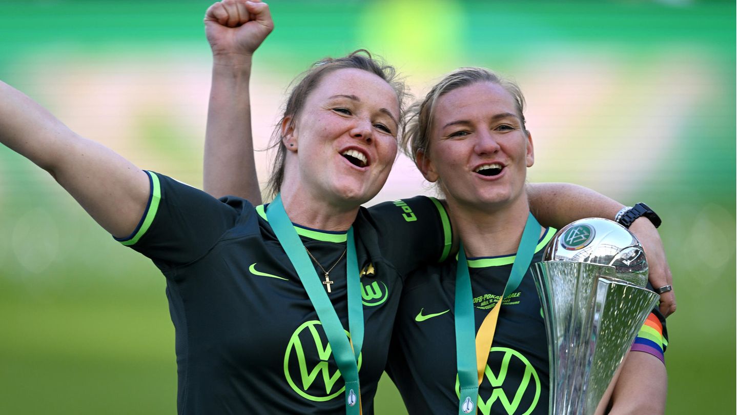 Fünf Fußballerinnen des VfL Wolfsburg bejubeln gemeinsam ein Tor im Finale des DFB-Pokal