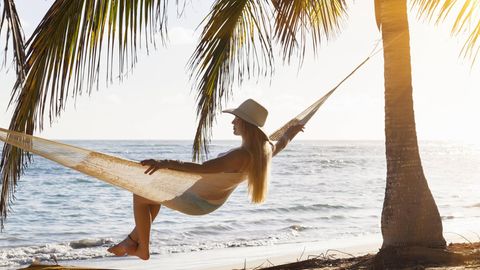 Frau in Hängematte am Strand