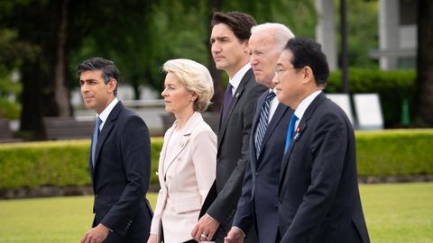 Die Staats- und Regierungschef der G7 besuchen den Peace Memorial Park in Hiroshima, der an den Abwurf der Atombombe erinnert