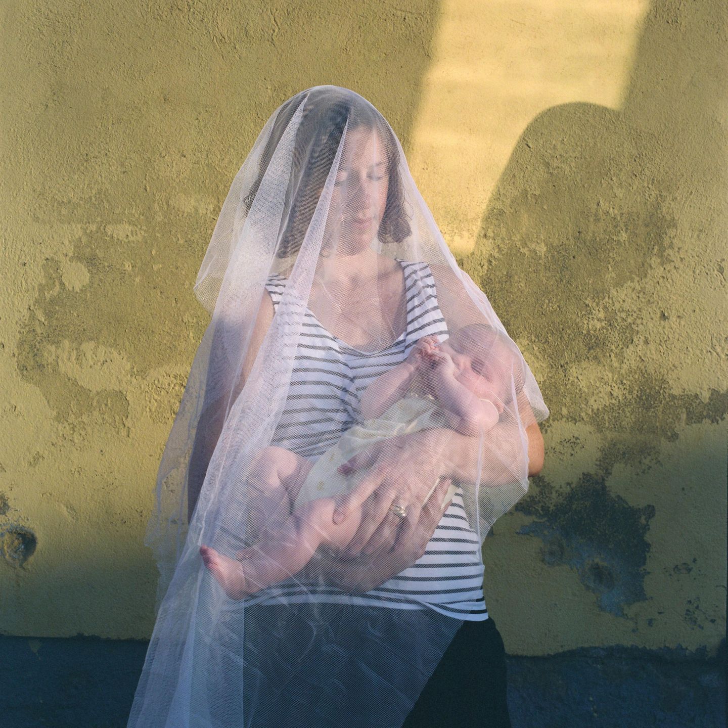 Mutter und Kind in ein Moskitonetz gehüllt