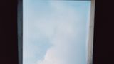 Blick durch ein Fenster in den Himmel
