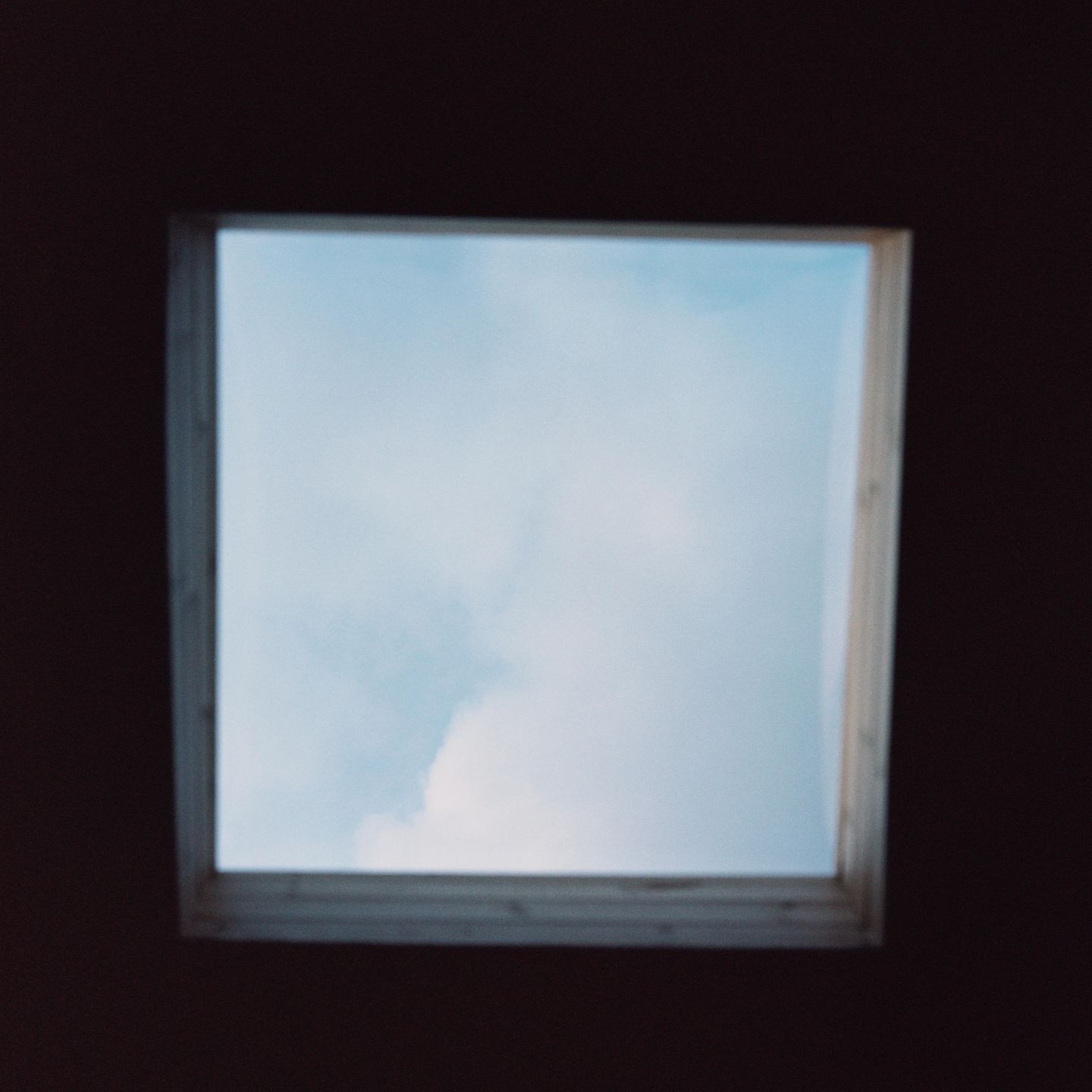 Blick durch ein Fenster in den Himmel