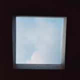 Blick durch ein Fenster in den Himmel