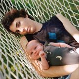 Chiara Luxardo hält ihre Tochter in ihrem Arm