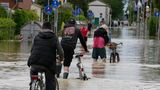 In Barbiano di Cotignola bewegen sich die Menschen mit Fahrrädern durch die überfluteten Straßen